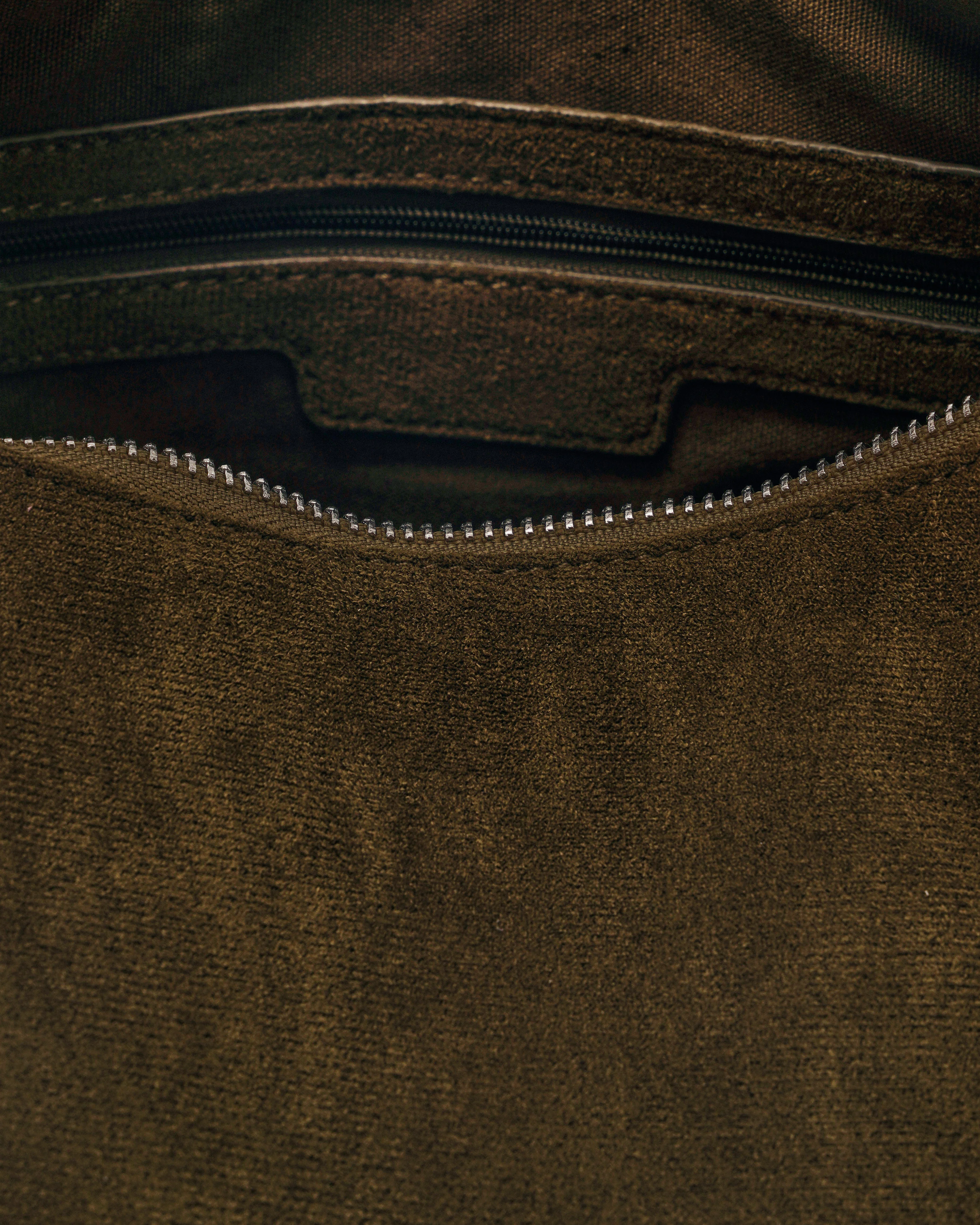 [ON HAND] Midi Hobo Bag in Suede Moss - Image 4