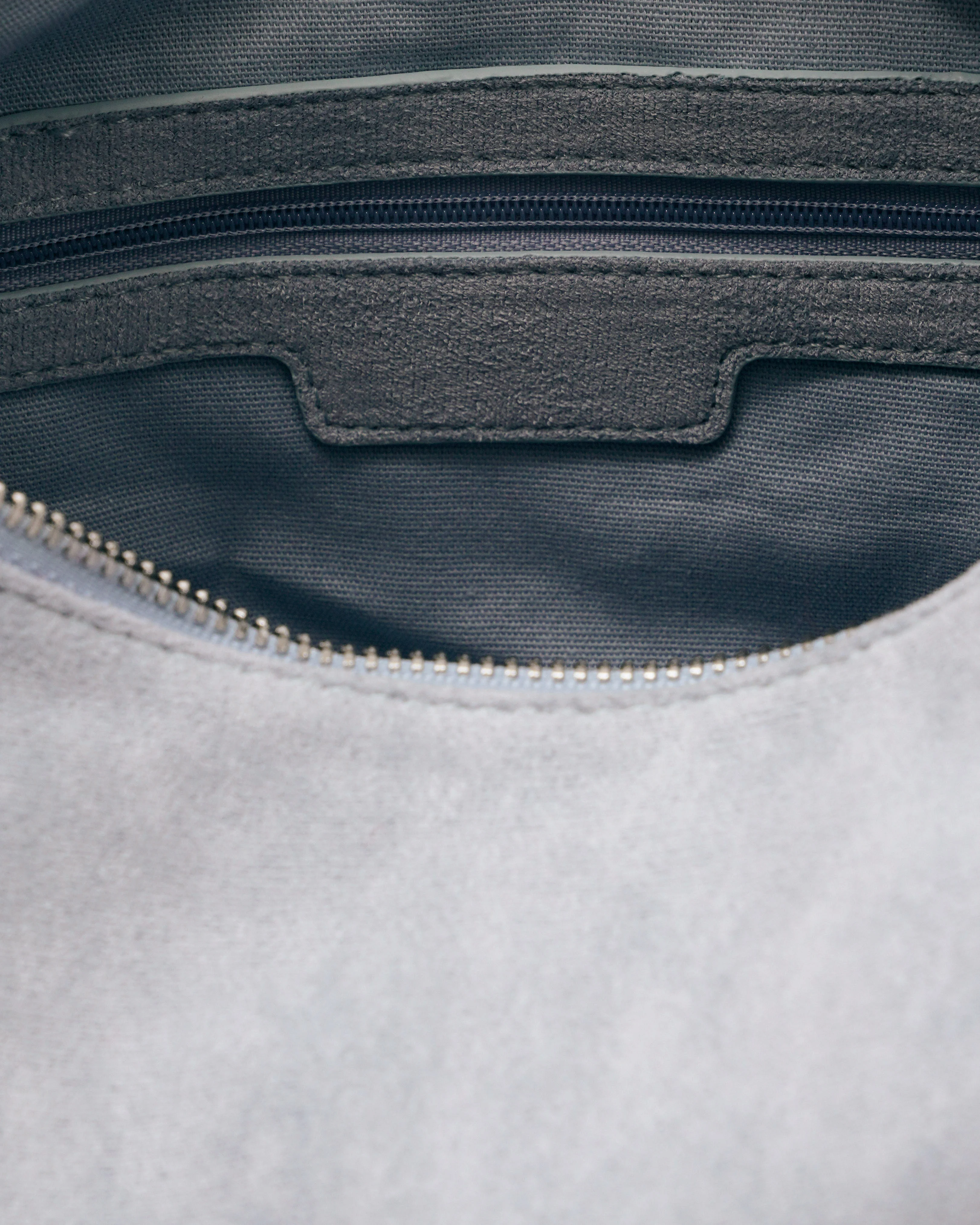 [ON HAND] Midi Hobo Bag in Suede Sky - Image 4